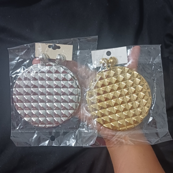 Bundle of Women Big Circle fashion earrings - Picture 3 of 7